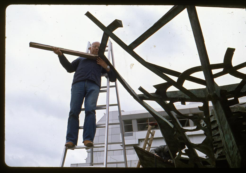 Ipoustéguy avec sa sculpture l'Homme Construit sa ville