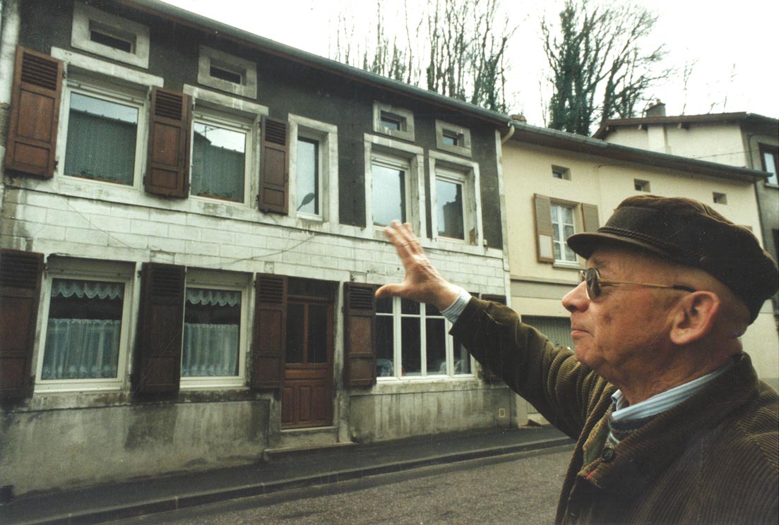 Ipoustéguy devant sa maison