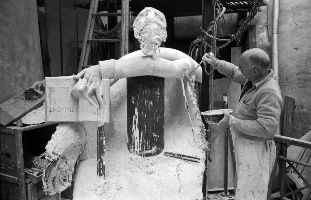 Sculptre à la lumière de chacun dans l'atelier d'Ipoustéguy