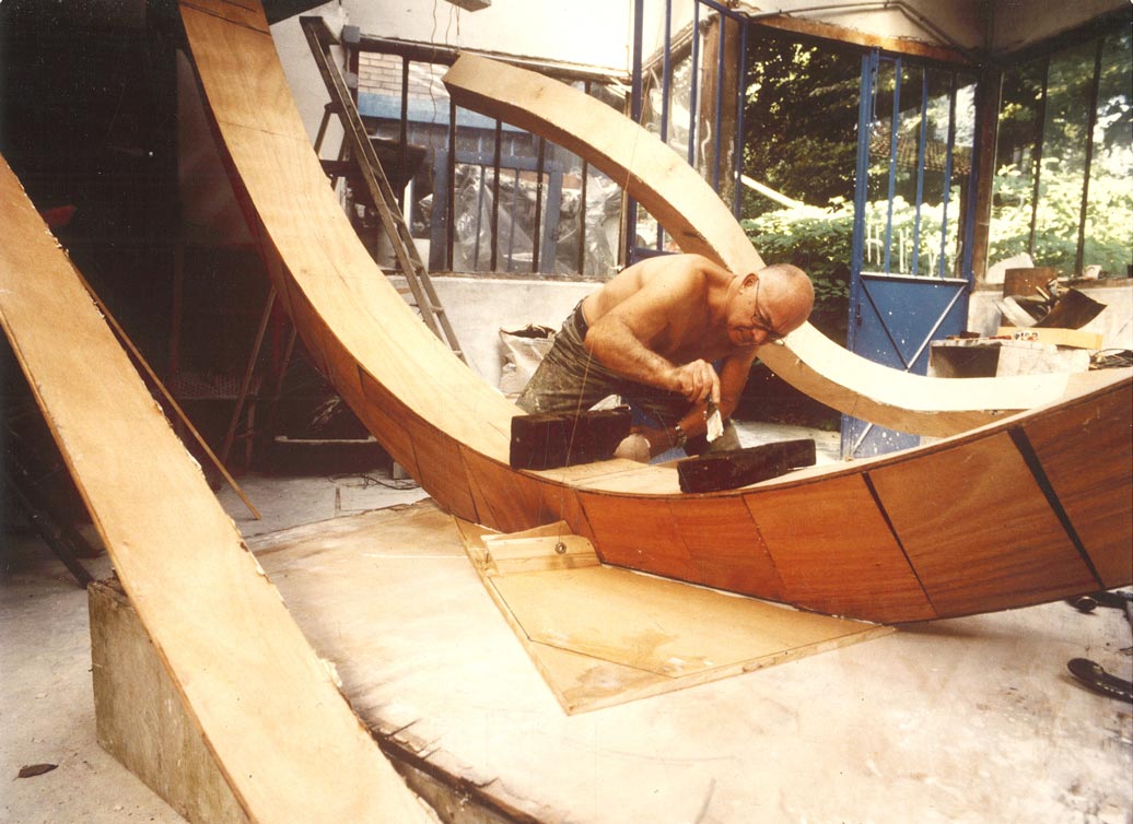 Ipoustéguy avec le bateau de Rimbaud